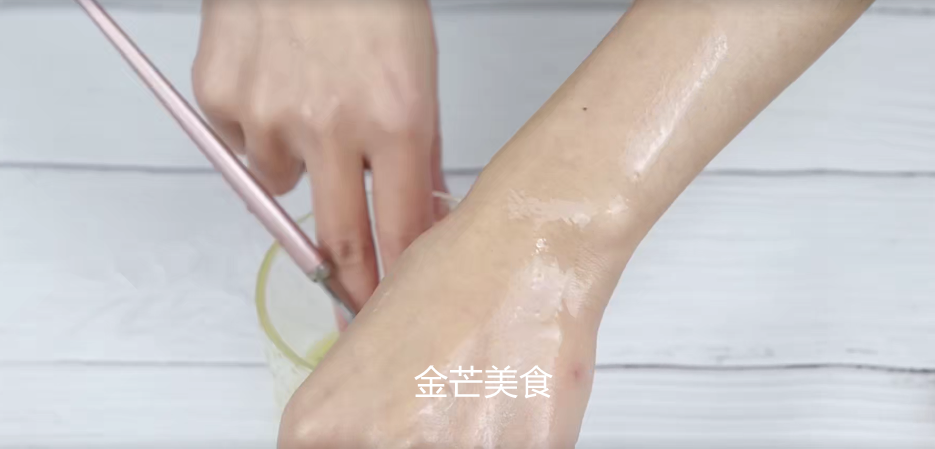 手上褶皱越来越多？教你一个简单好用的小方法，简单实用又省钱