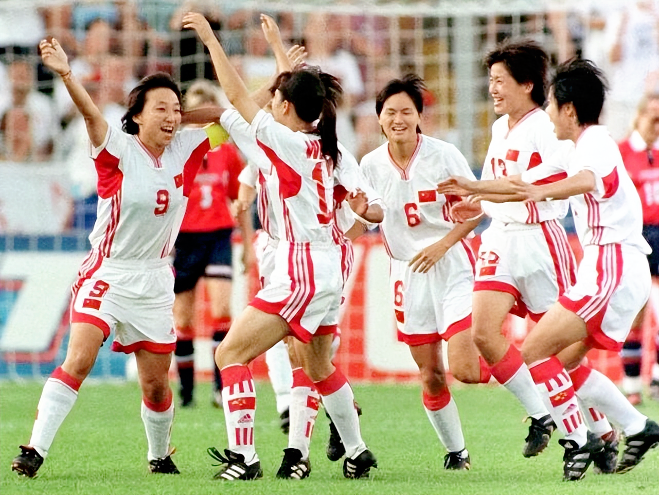 孙雯与队友鉴于孙雯和队友们在世界杯上的精彩表现,媒体将她们誉为"