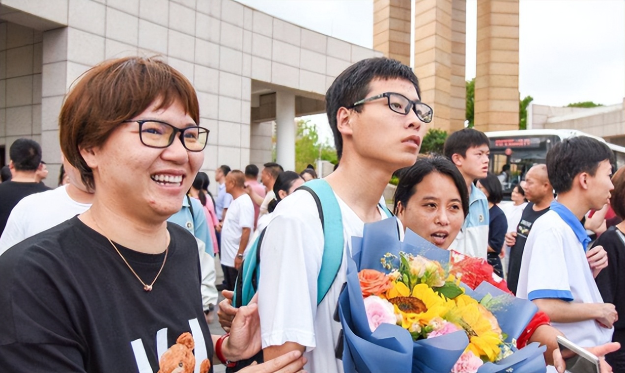 海南考生高考出现900满分，家长欢呼尖叫，原来还不止他自己