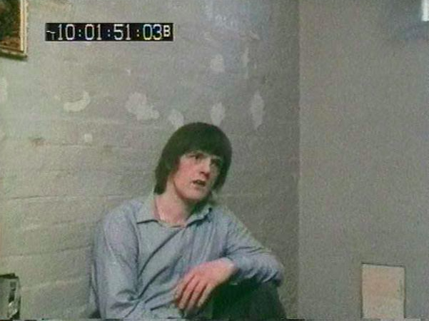 英国“食人魔”专杀恋童变态，被锁地牢38年，网友：比死刑残忍