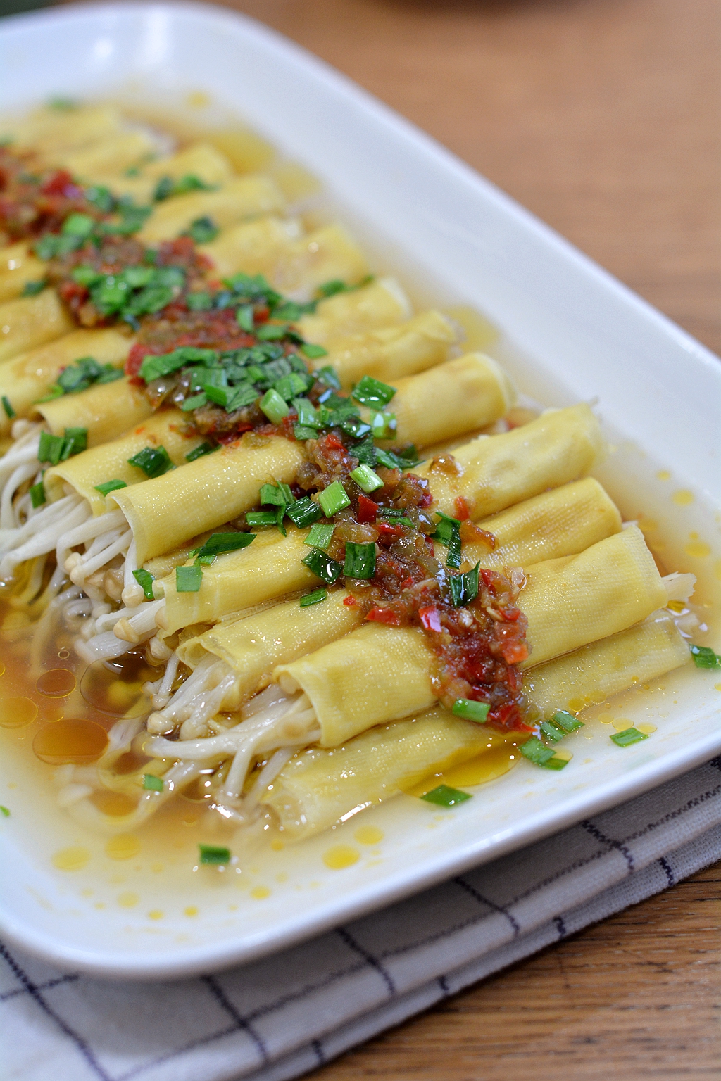 这道清蒸金针菇清香脆嫩，上学娃和中年男人可常吃，几分钟出锅