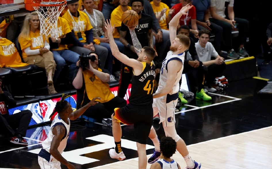 森林狼对勇士直播(今日NBA:水花三兄弟齐发威勇士夺赛点，莫兰特三双灰熊逆转森林狼)