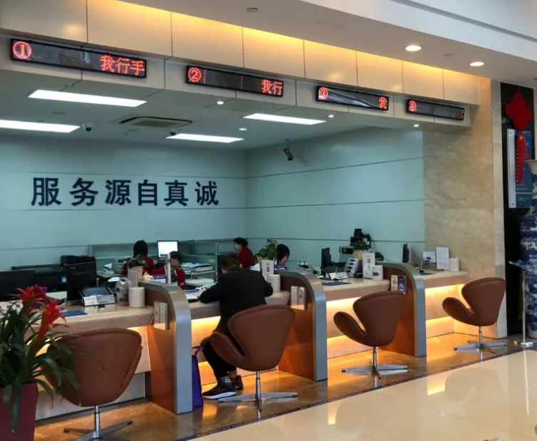 忘记密码银行不给挂失，往返千里开证明被拒，一怒之下把银行告了