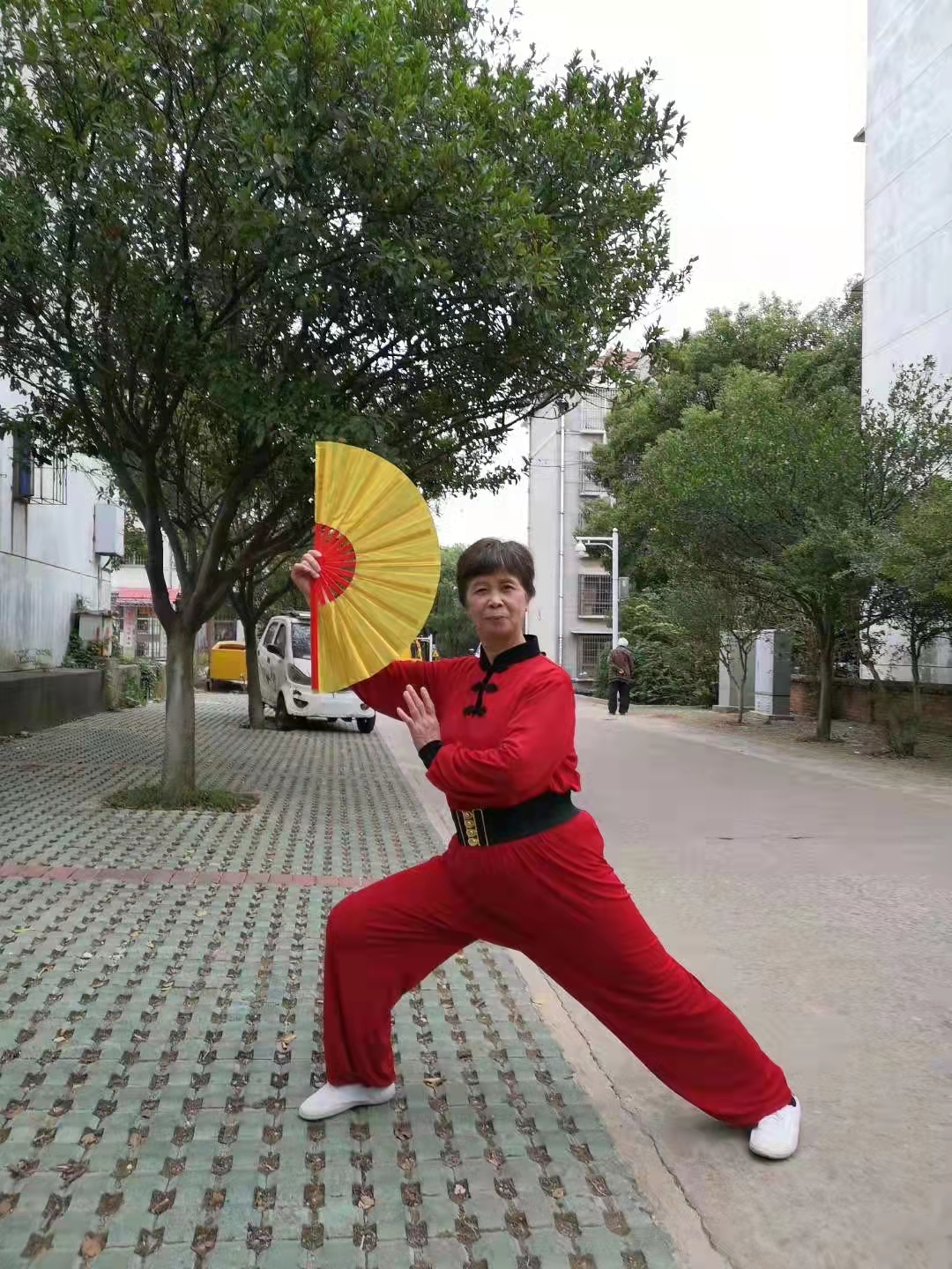 我的母亲如春风，温柔拂过岁月，守护我成长的每寸光阴。