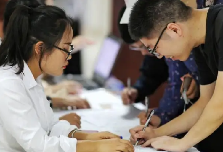 工科专业就业“钱途”排行，通信工程排名大幅下降，榜首异军突起