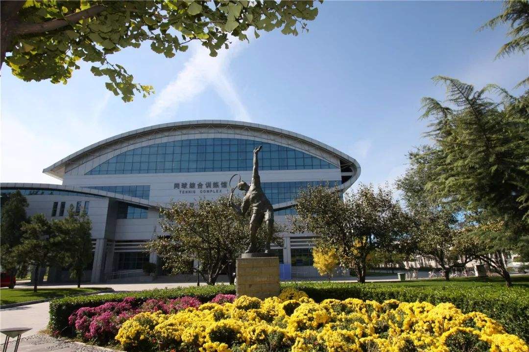 北体帅气学长接受采访，称“一边上学一边有钱赚”，实属凡尔赛