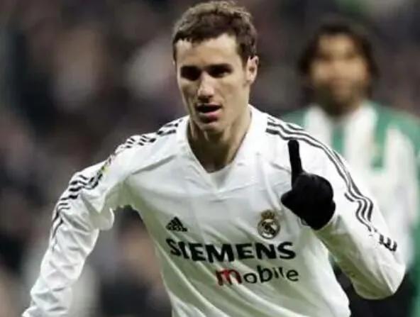 2002年皇马阵型是什么（记得2002欧冠冠军皇马主力阵吗？后卫卡洛斯，中场齐祖，前锋劳尔）