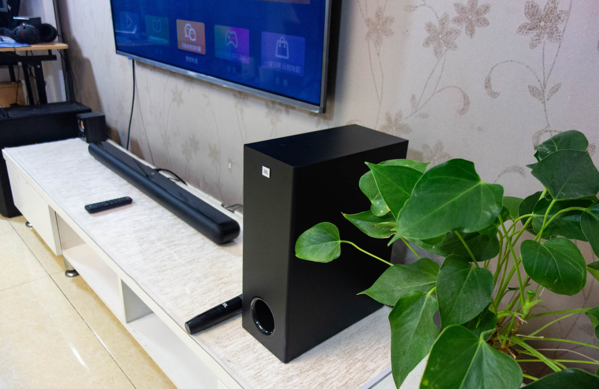 如何让客厅变成KTV？JBL KTV 350回音壁K歌不停
