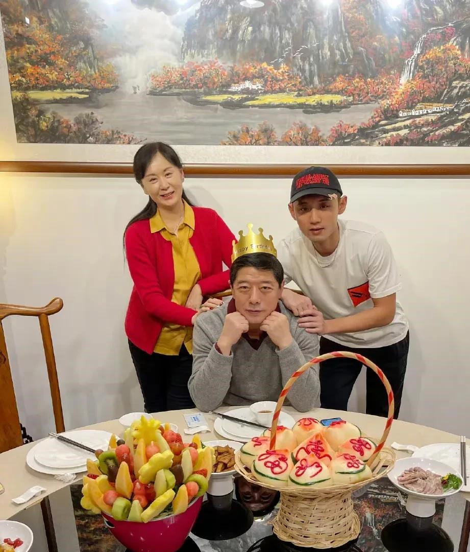 张继科妈妈是熟悉的她!穿大妈衫难掩贵妇美,曾公开透露儿媳标准