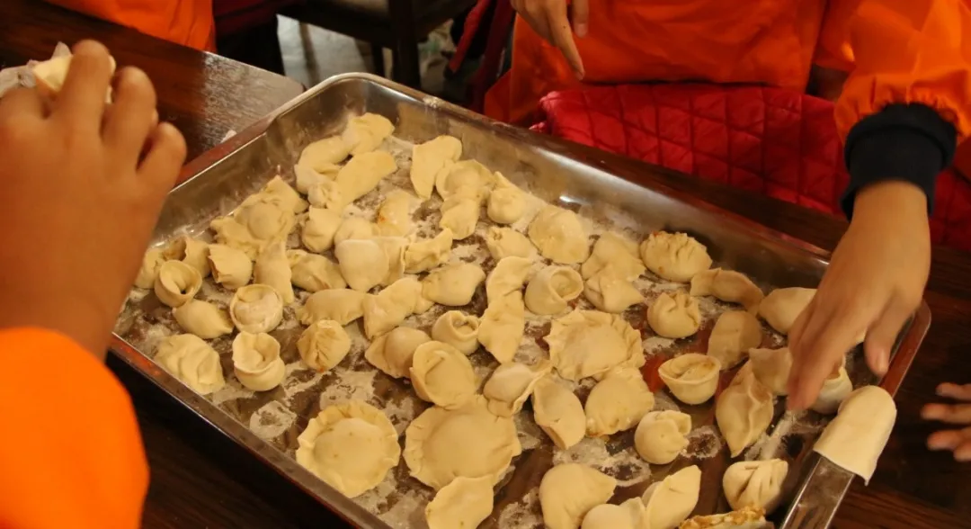 10000+饺子滚滚而来——闻励师生包饺子，话饺子，团团围坐吃饺子