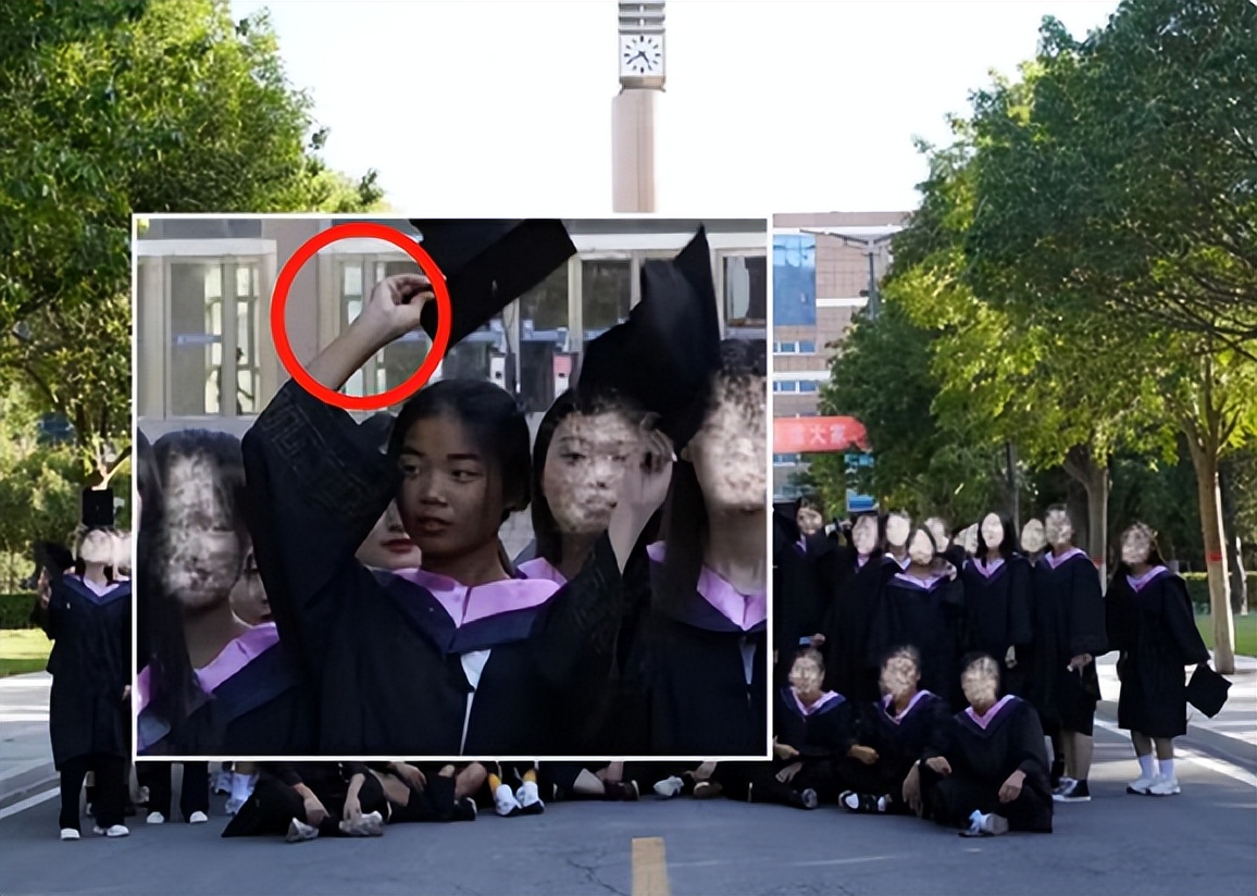 女生拍毕业照忘记化妆，合照中成“焦点”，网友：学校都国际化了