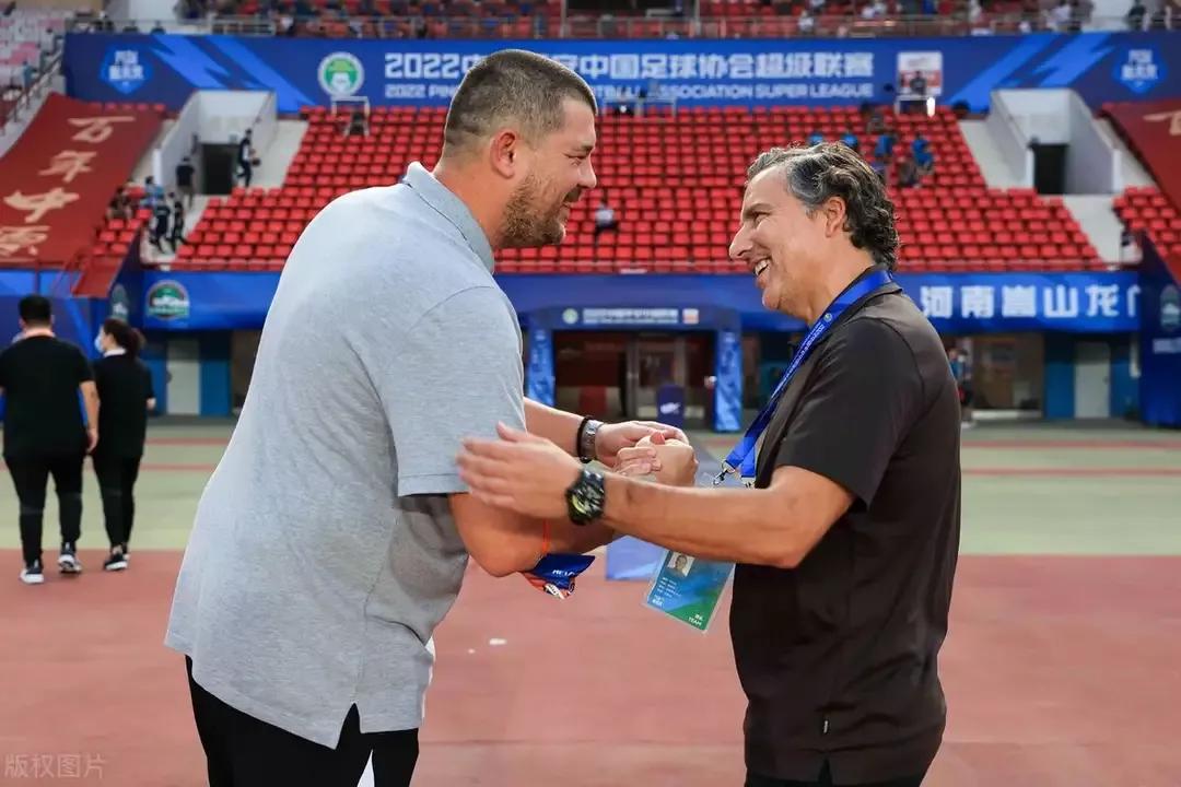 足球比赛教练应该在哪里（国足必须打好翻身仗，主教练在哪里，咱得好好白话白话）