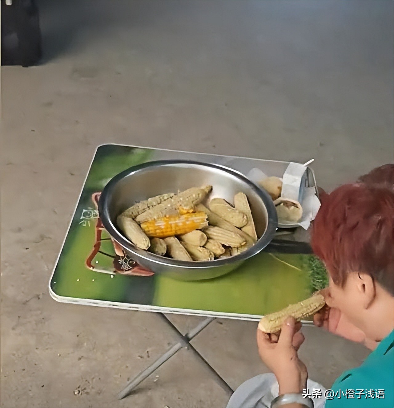 安徽女子回家被婆婆吃玉米吓到，揭锅后瞬间明白：我能吃两亩地