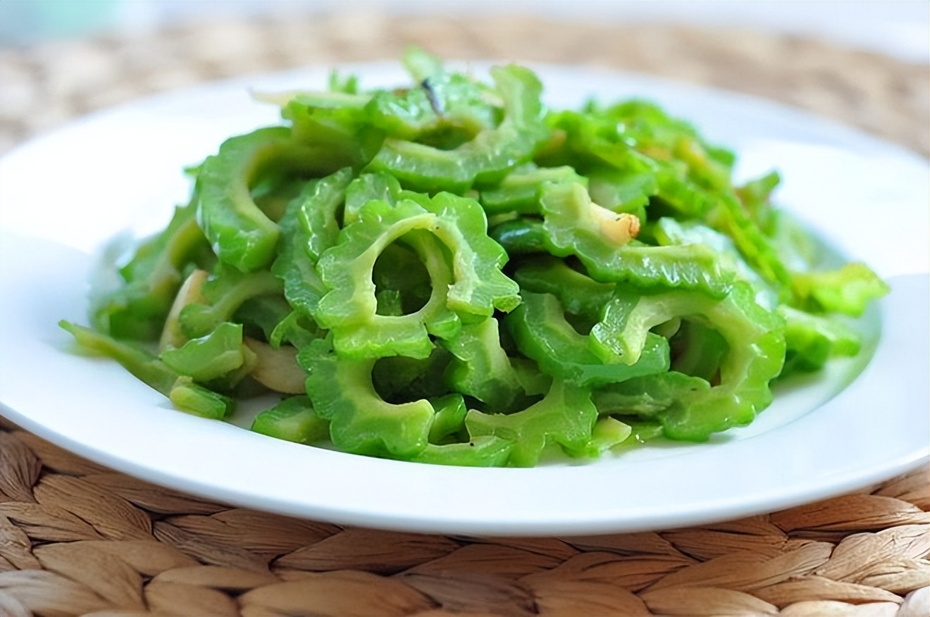 推荐做法:【清炒苦瓜】准备食材:适量苦瓜.