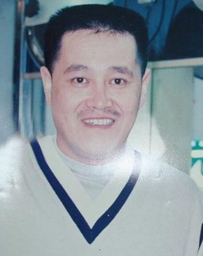 “小品王”赵本山：出身贫苦，成名后和发妻离婚，2婚娶小8岁娇妻