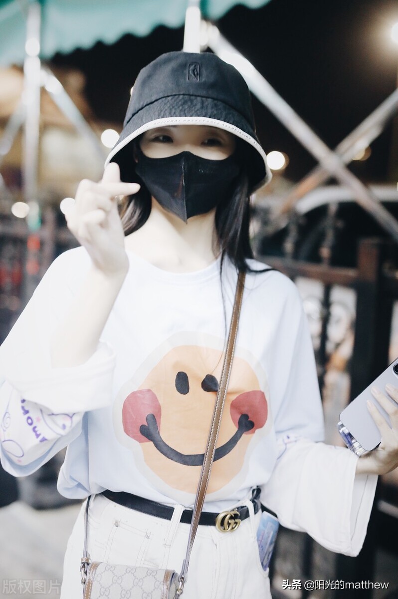 吕小雨穿短T搭短裤现身机场，戴渔夫帽清纯可爱