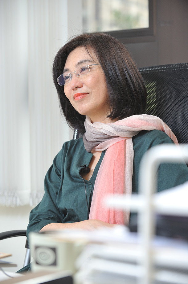 美女律师赖芳玉：为张清芳争取16亿赡养费，接手大S李靓蕾离婚案