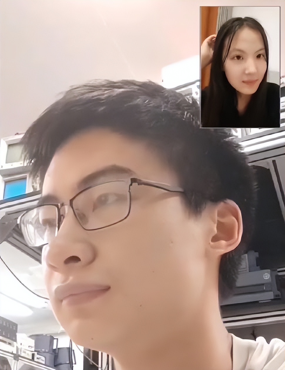 庞众望最新露面：和女朋友一同现身，戴着眼镜比以前爱笑了