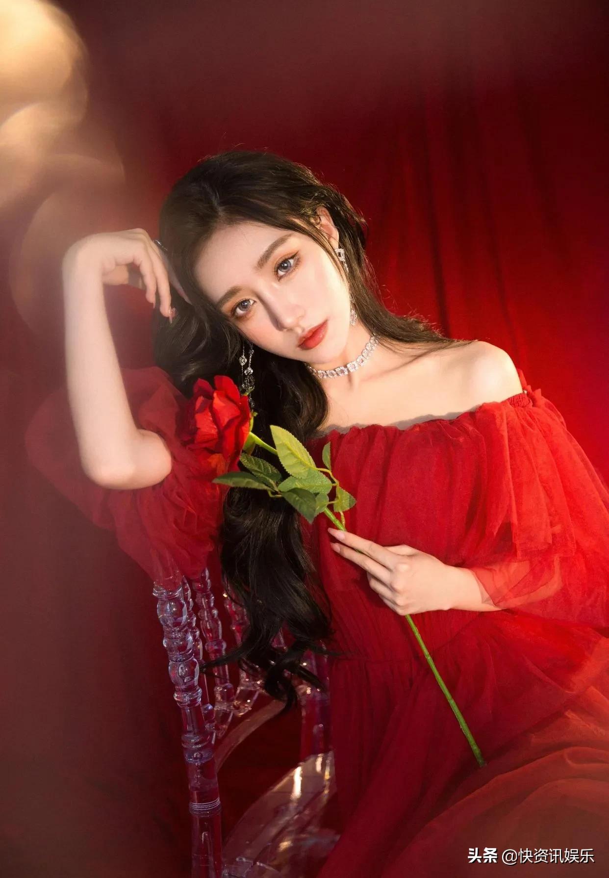 身穿一袭红色纱裙的苏然咯真美