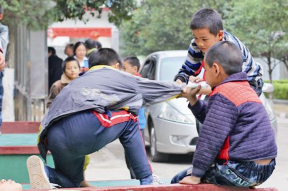 孩子在学校被欺负该“打回去”吗？父亲高情商反击，引家长称赞