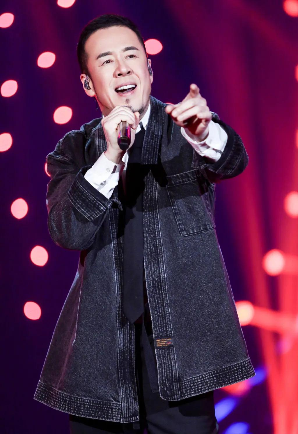 这一次,50岁的杨坤,终于不再被世界包容