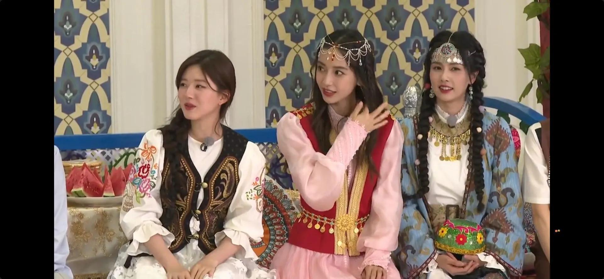 综艺《奔跑吧》直播截图中的赵露思小姐姐以及新疆收官路透哦