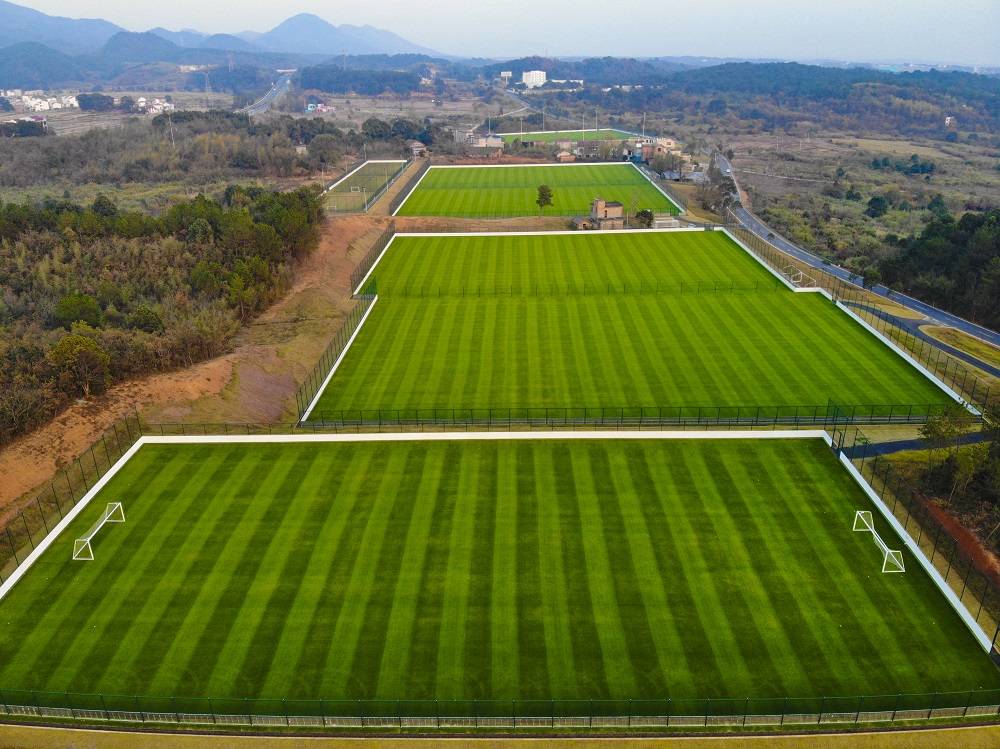 足球场地多少平方米(为何中国足球老不行？看看这建成仅两年即将被拆除的13块球场吧)