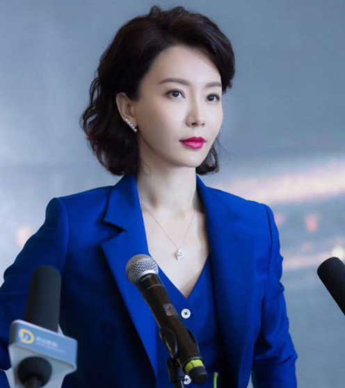 远离格格巫下巴、发面馒头脸，优雅老去才是中年女星最美的状态