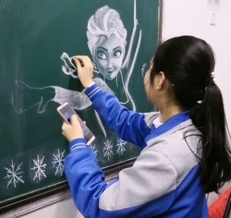 初中生“黑板报”被称赞，3d效果逼真引人注目，美术生甘拜下风