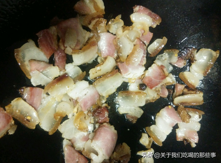 晒干的腊肉最忌直接炒，想要又香又嫩还不咸，下锅前要多做这2步