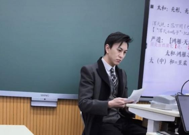 华东师大一中文系老师走红，气质儒雅神似靳东，不愧是研究古籍的