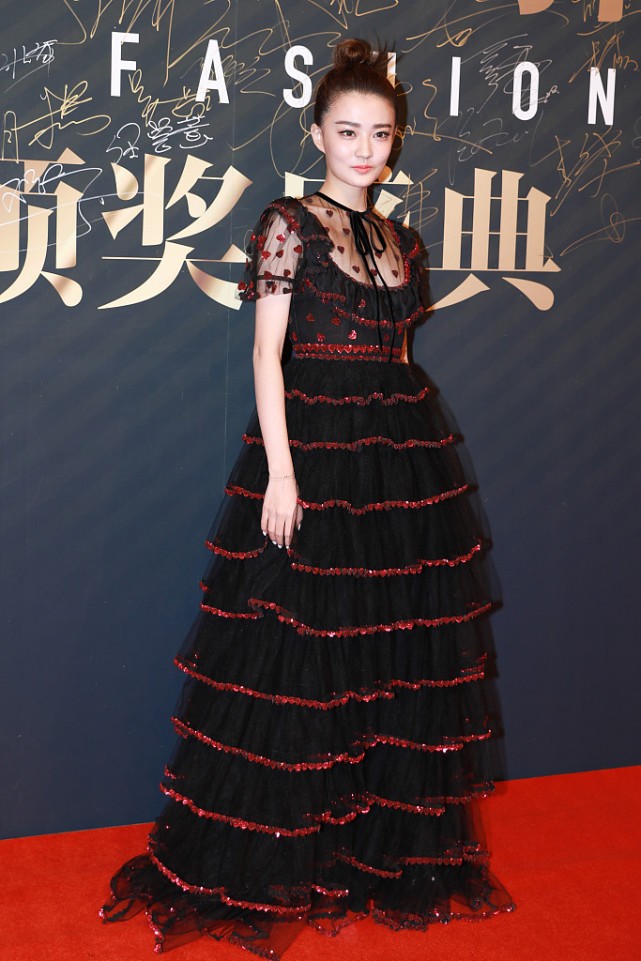 徐璐这造型很有“女仆感”，红黑纱裙走暗黑路线，但显得腿好长啊
