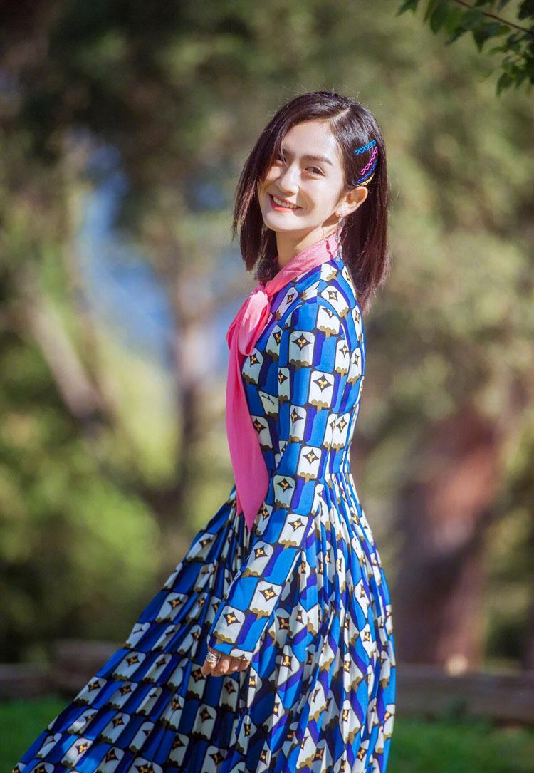 谢娜的照片是谁拍的,身高看着像1米3,但穿得很有学生气