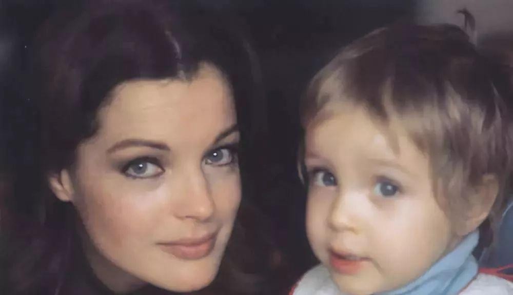 1982年，43岁罗密·施耐德去世，阿兰·德龙守灵3天3夜，曾经深爱过