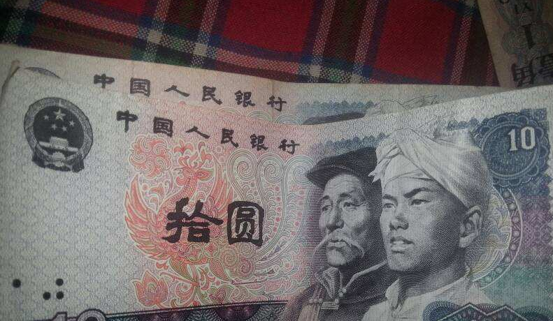 1982年，内蒙女教师花20元给学生买鞋，25年后，学生送房报答恩师