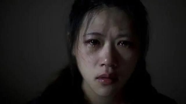 20岁大学生不堪折磨，当着妈妈的面跳楼身亡，校园霸凌太可恶了