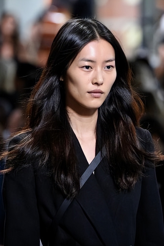 国际超模刘雯,在高级脸的审美下也变成了"眯眯眼"?