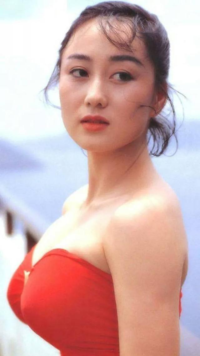 利智以亚姐出圈,就连香港四大才子之一的倪匡都称赞利智是"50年来难得