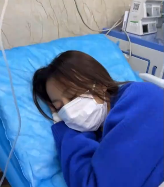 山东一男子坐椅子上输液,女友躺床上睡觉,网友:有陪护就不错了