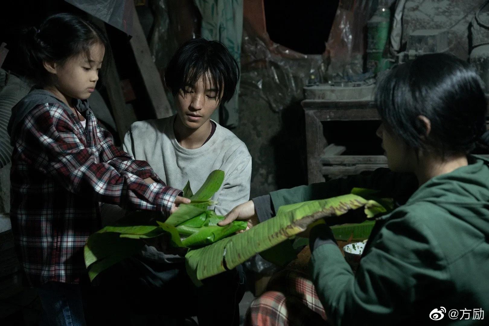 王俊凯颠覆形象饰演孟超，伤口清晰可见，这些路透图你看过几张