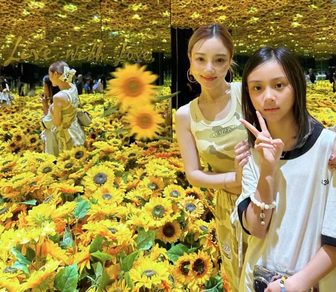 李小璐携女儿逛画展,晒合照曝光甜馨手机屏保,戴69元手链接地气