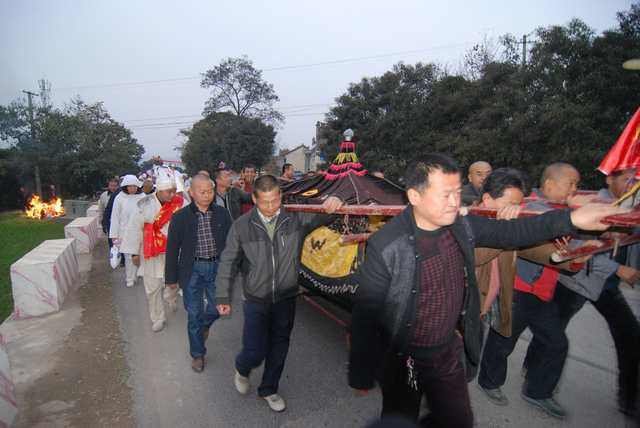 三起三落是什么生肖(蟠龙山塬三朝元老宰相党崇雅古宅街院火红的柿子树)