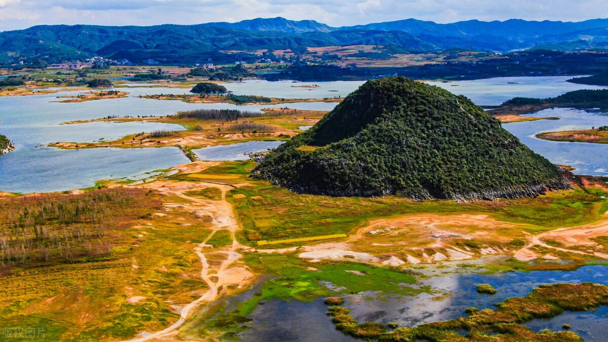 四年的大学爱情，随着毕业而结束，各自拥有不同的人生