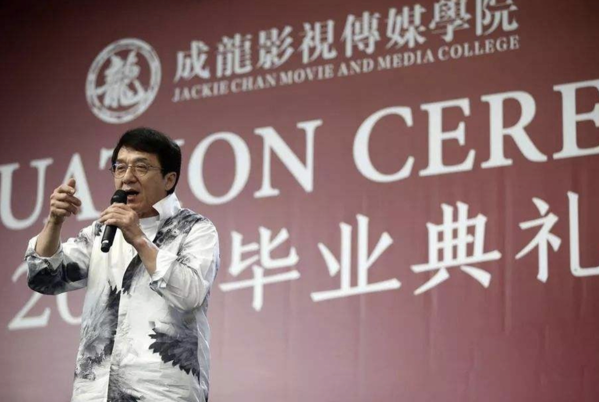 67岁成龙现身武汉高校上课，获百人迎接排场大，亲切打招呼无架子