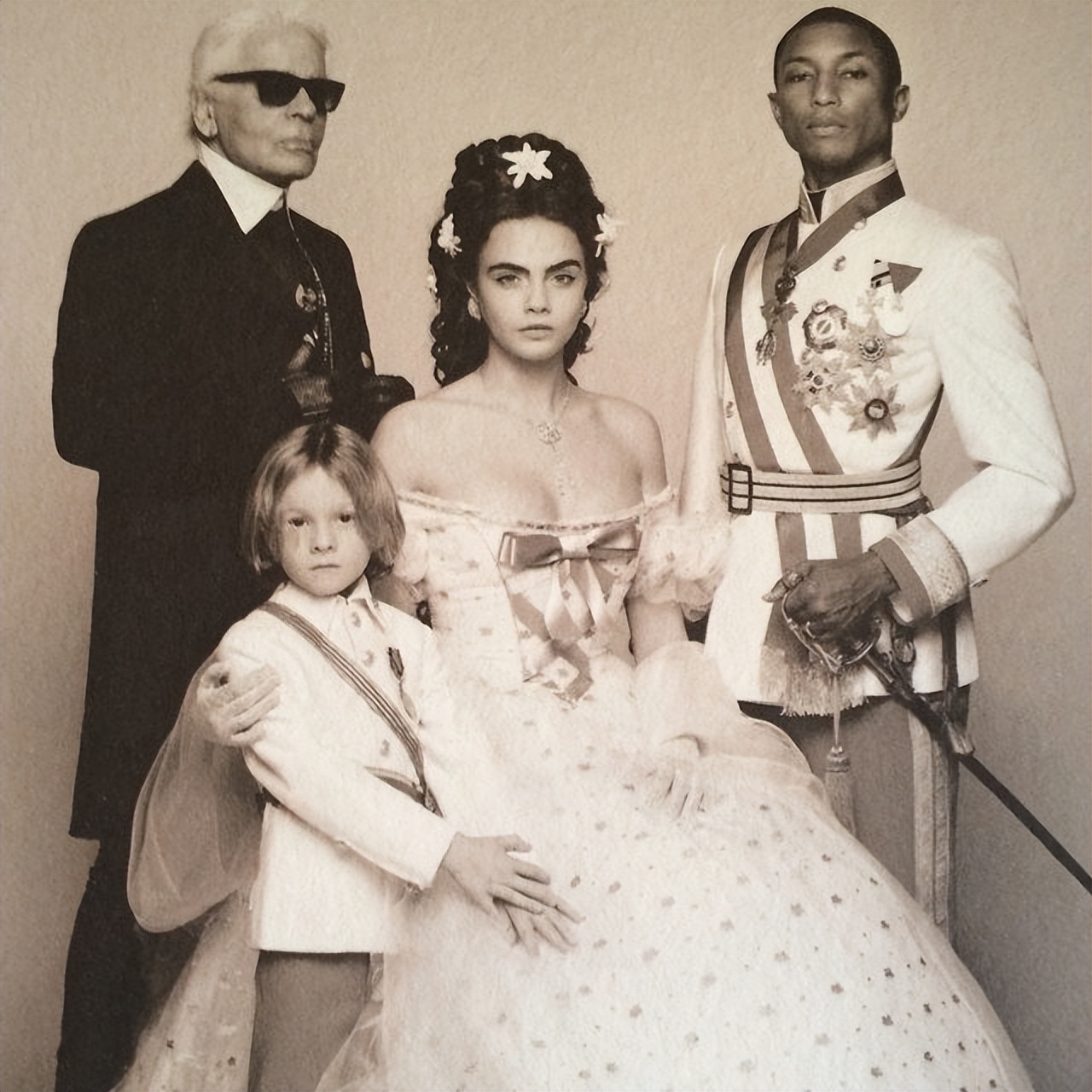 老佛爷生前最偏爱的超模，卡抽台布不怎么样，依然成为一线