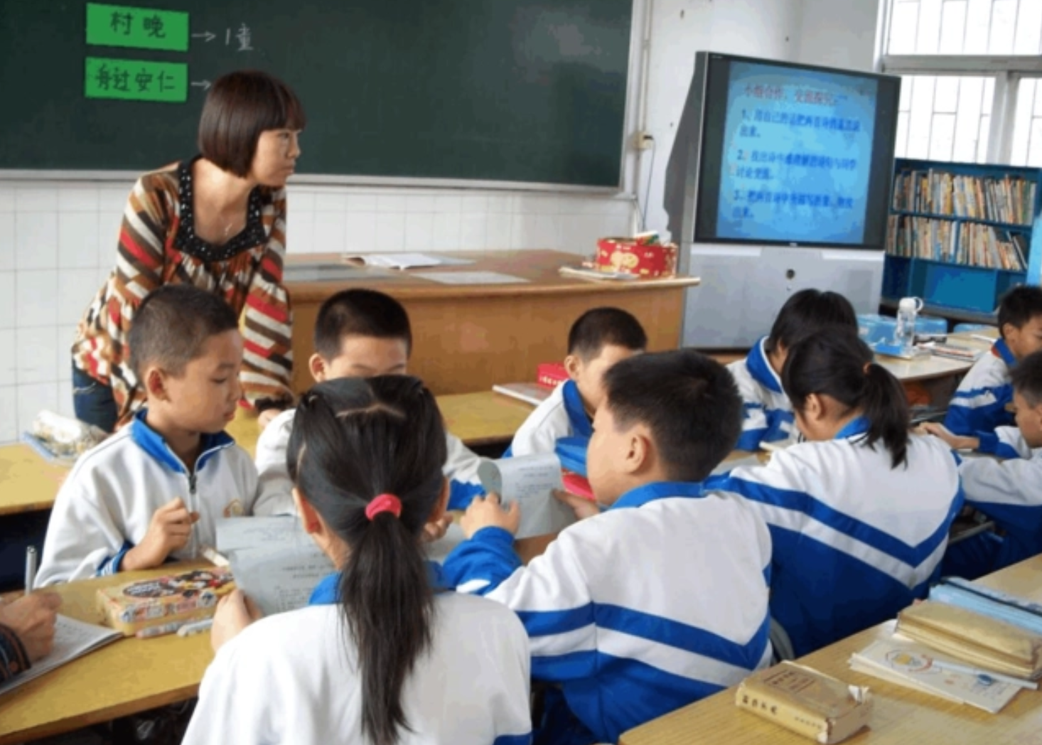 上海震旦女教师因不当言论被开除，后续来了，丈夫真实身份被扒出