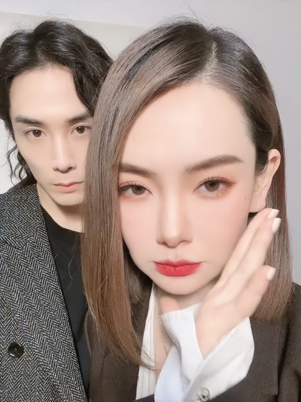 戚薇二胎终于官宣，李承铉亲自请网友“吃瓜”，绘图合照爱意满满