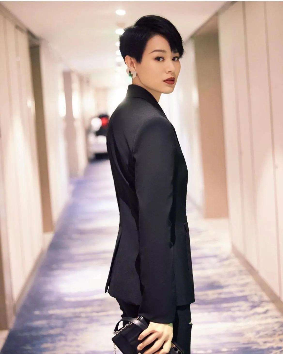 胡杏儿走红毯带娃两不误，这样的妈妈太幸福了