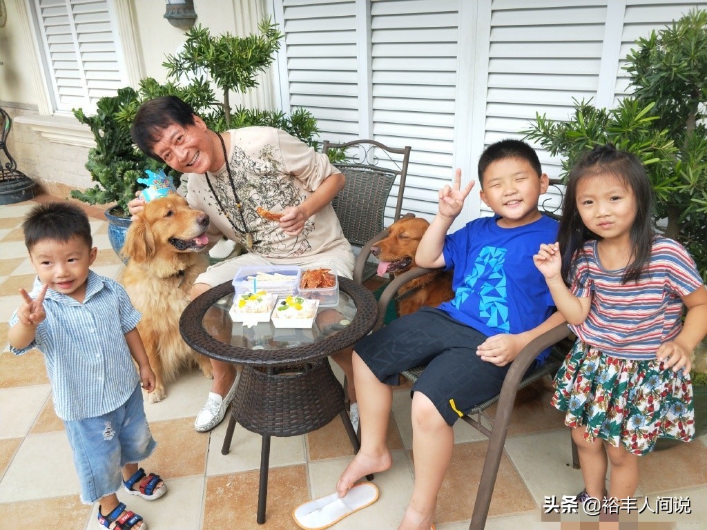 “大恶人”方刚晒母亲庆生旧照！赵本山亲自摆席，勾肩搭背感情好