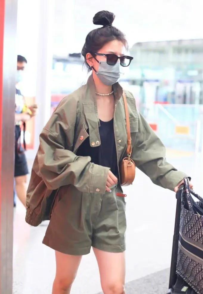 章若楠机场私服秀，军绿色套装，扎着独有的丸子头，又潮又可爱